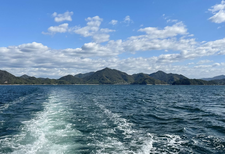 초호화 요트를 타고 세토우치 내해를 유람하세요. 아름다운 배를 타고 쇼도시마의 정취 넘치는 음식, 비젠 도자기, 그리고 환상적인 풍경을 감상하세요.