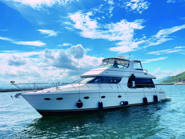 초호화 요트를 타고 세토우치 내해를 유람하세요. 아름다운 배를 타고 쇼도시마의 정취 넘치는 음식, 비젠 도자기, 그리고 환상적인 풍경을 감상하세요.