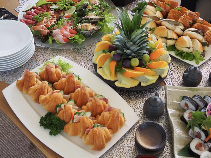 초호화 요트를 타고 세토우치 내해를 유람하세요. 아름다운 배를 타고 쇼도시마의 정취 넘치는 음식, 비젠 도자기, 그리고 환상적인 풍경을 감상하세요.