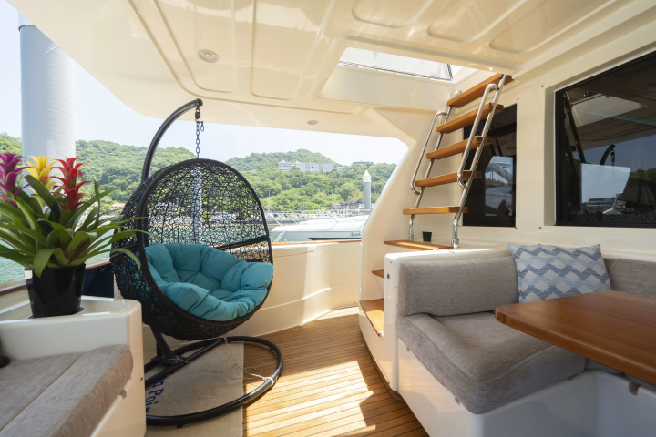 초호화 요트를 타고 세토우치 내해를 유람하세요. 아름다운 배를 타고 쇼도시마의 정취 넘치는 음식, 비젠 도자기, 그리고 환상적인 풍경을 감상하세요.