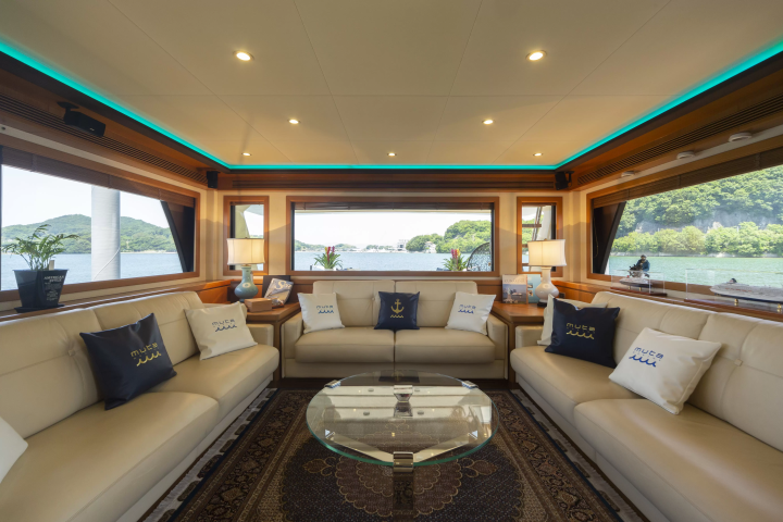 초호화 요트를 타고 세토우치 내해를 유람하세요. 아름다운 배를 타고 쇼도시마의 정취 넘치는 음식, 비젠 도자기, 그리고 환상적인 풍경을 감상하세요.