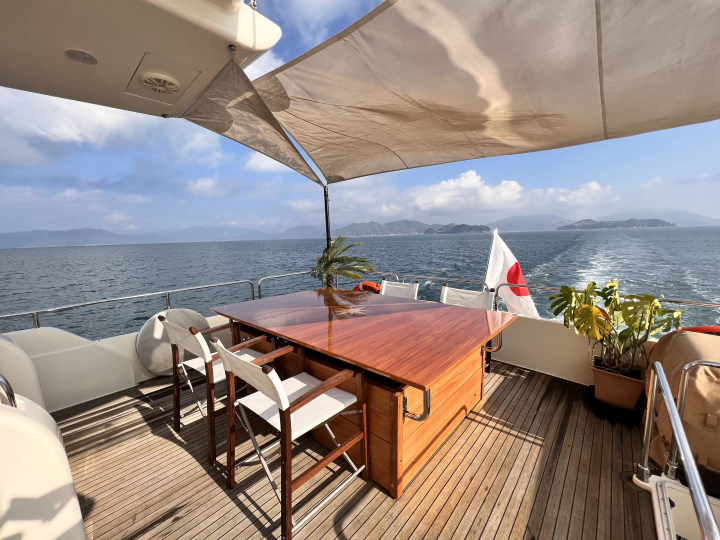 초호화 요트를 타고 세토우치 내해를 유람하세요. 아름다운 배를 타고 쇼도시마의 정취 넘치는 음식, 비젠 도자기, 그리고 환상적인 풍경을 감상하세요.