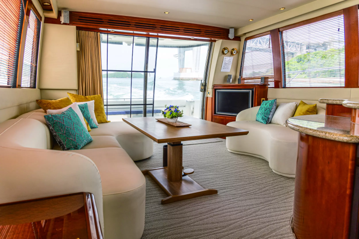 초호화 요트를 타고 세토우치 내해를 유람하세요. 아름다운 배를 타고 쇼도시마의 정취 넘치는 음식, 비젠 도자기, 그리고 환상적인 풍경을 감상하세요.