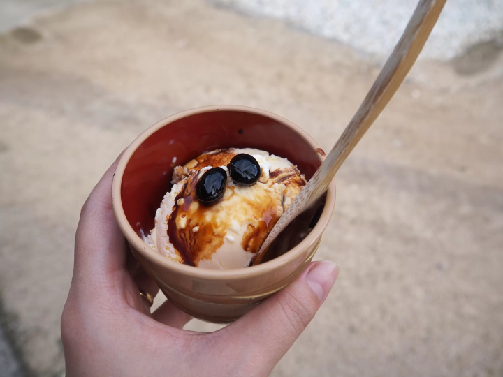 카페에서는 간장과 차로 만든 디저트를 즐길 수 있습니다.