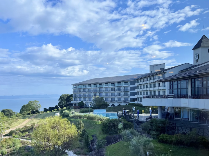 초호화 요트를 타고 세토우치 내해를 유람하세요. 아름다운 배를 타고 쇼도시마의 정취 넘치는 음식, 비젠 도자기, 그리고 환상적인 풍경을 감상하세요.