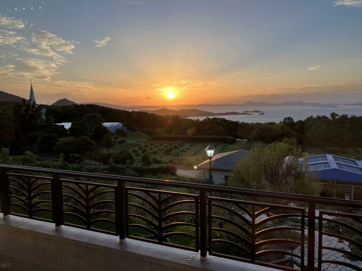 초호화 요트를 타고 세토우치 내해를 유람하세요. 아름다운 배를 타고 쇼도시마의 정취 넘치는 음식, 비젠 도자기, 그리고 환상적인 풍경을 감상하세요.