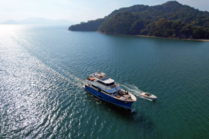 乘坐超级游艇畅游濑户内海。来一次海上之旅，欣赏精致美食、备前烧以及小豆岛的壮丽景色。