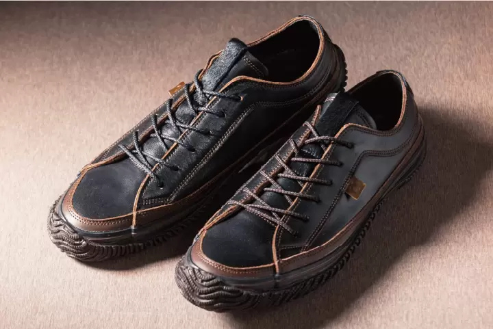 These shoes are made primarily from horse leather, and every detail shows the characteristics of a horse. In addition to the shoelaces shown in the photo, replacement shoelaces are included.