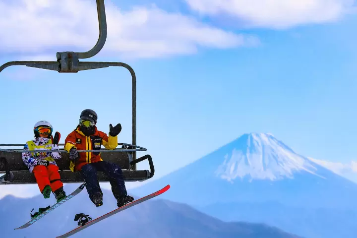 冬季：在富士山滑雪和單板滑雪！ 