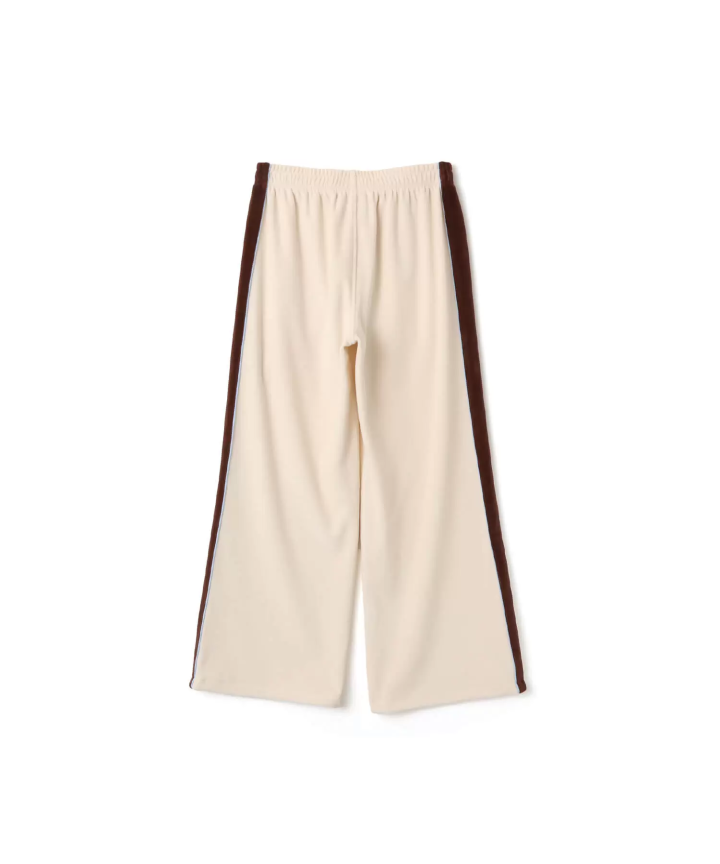 Introducing popular women's sneaker models and stores to enjoy at atmos pink!