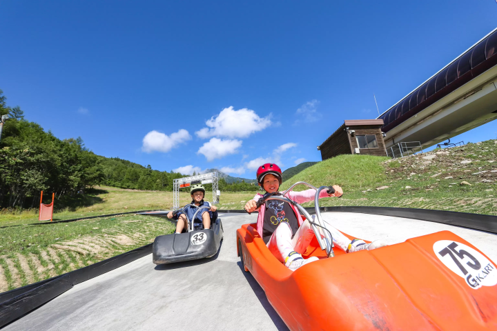 在雨季，您可以乘坐刺激的“G-Cart”滑行，欣賞富士山的壯麗景色！ 