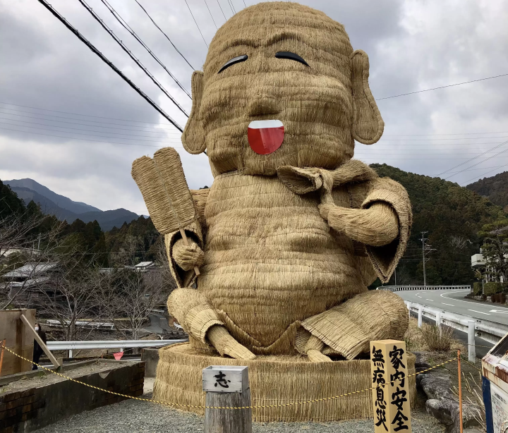 ประติมากรรมฟางข้าวขนาดยักษ์ในนิกากิ เมืองมัตสึซากะ จังหวัด จังหวัดมิเอะ