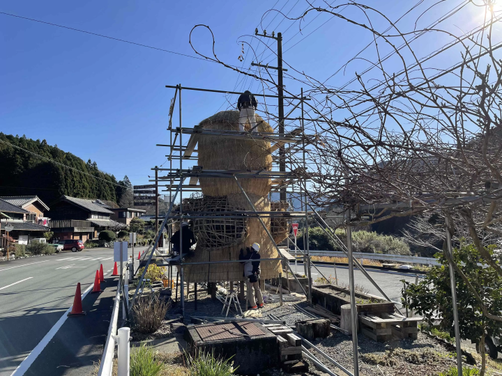 ประติมากรรมฟางข้าวขนาดยักษ์ในนิกากิ เมืองมัตสึซากะ จังหวัด จังหวัดมิเอะ