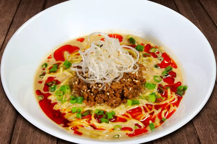 在澤西小屋牛奶吧，您可以品嚐到特色飲品、甜點和簡餐。照片展示的是澤西擔擔麵。 