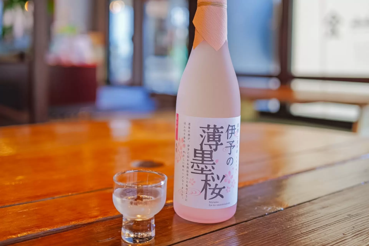 Immerse yourself in a story through a single cup of sake at Dogo Onsen. An unprecedented sake tasting experience begins.