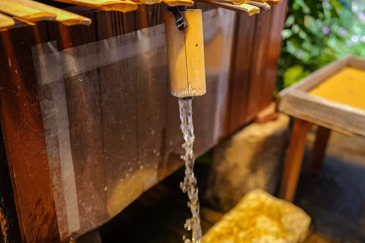 Immerse yourself in a story through a single cup of sake at Dogo Onsen. An unprecedented sake tasting experience begins.