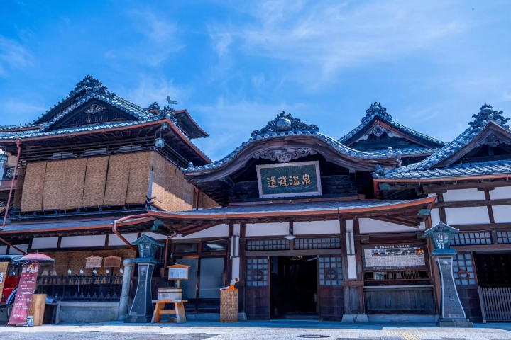 Immerse yourself in a story through a single cup of sake at Dogo Onsen. An unprecedented sake tasting experience begins.