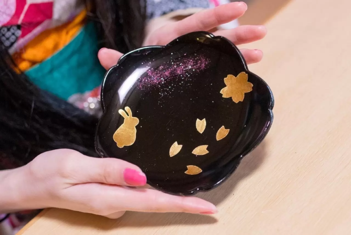 在“Katani 金箔粘貼體驗”體驗金箔 