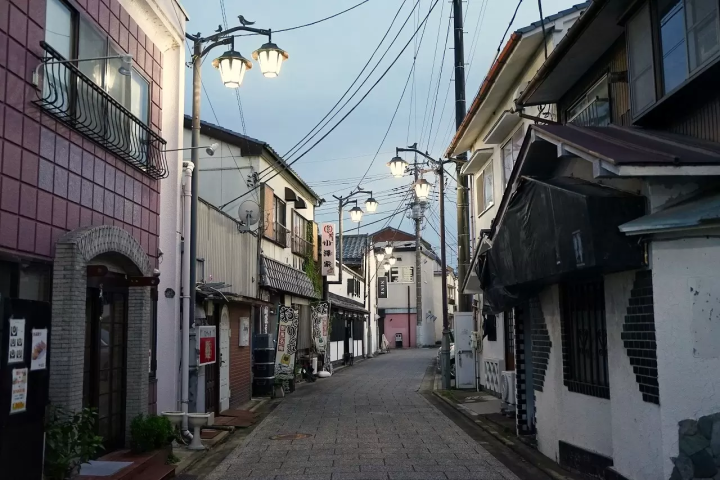 세계문화유산으로 지정되기 전 도미오카 제사장 생활과 밤문화