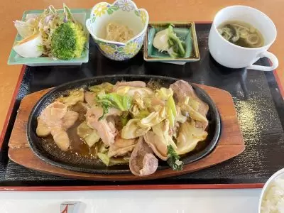 來到魚沼必吃の當地美食「烤內臟」！