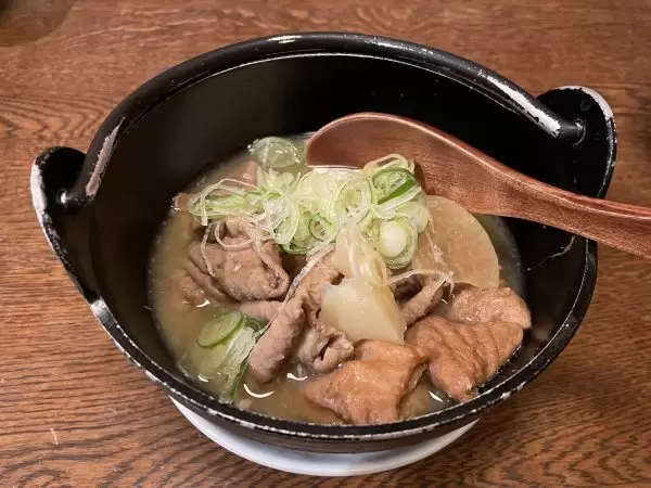 來到魚沼必吃の當地美食「烤內臟」！