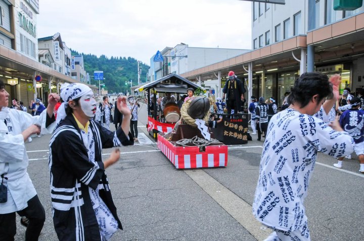 たたいてつねってお祭りを楽しむ？！天下の奇祭「しねり弁天たたき地蔵まつり」とは
