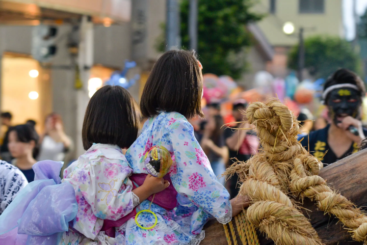 たたいてつねってお祭りを楽しむ？！天下の奇祭「しねり弁天たたき地蔵まつり」とは