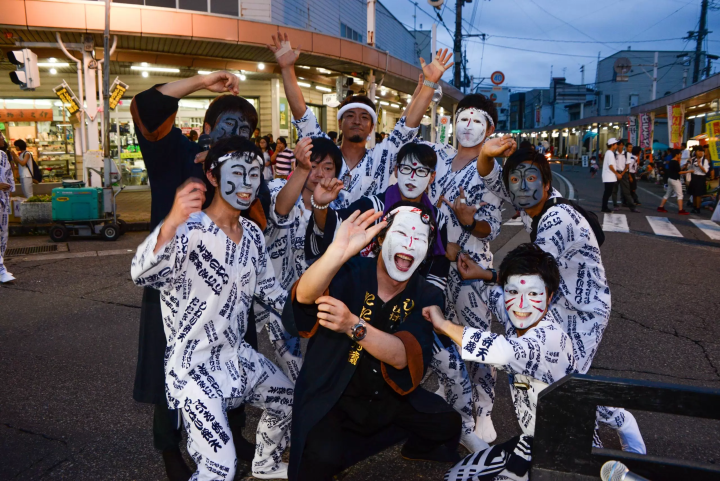 たたいてつねってお祭りを楽しむ？！天下の奇祭「しねり弁天たたき地蔵まつり」とは