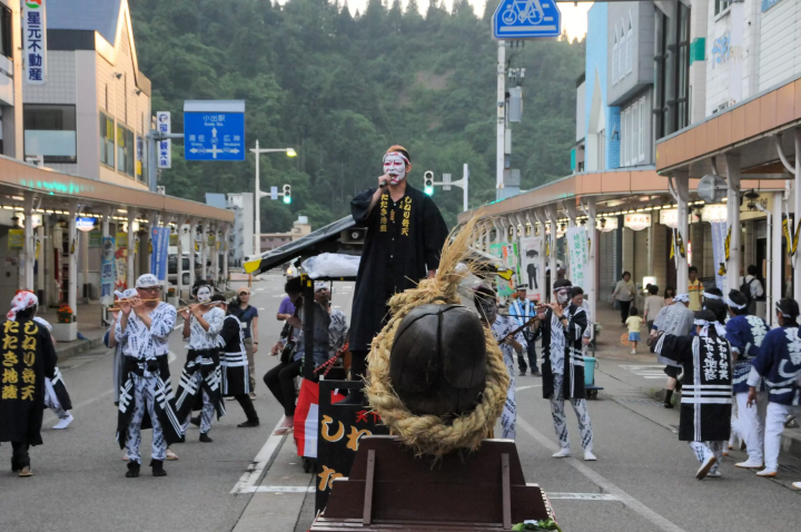 たたいてつねってお祭りを楽しむ？！天下の奇祭「しねり弁天たたき地蔵まつり」とは