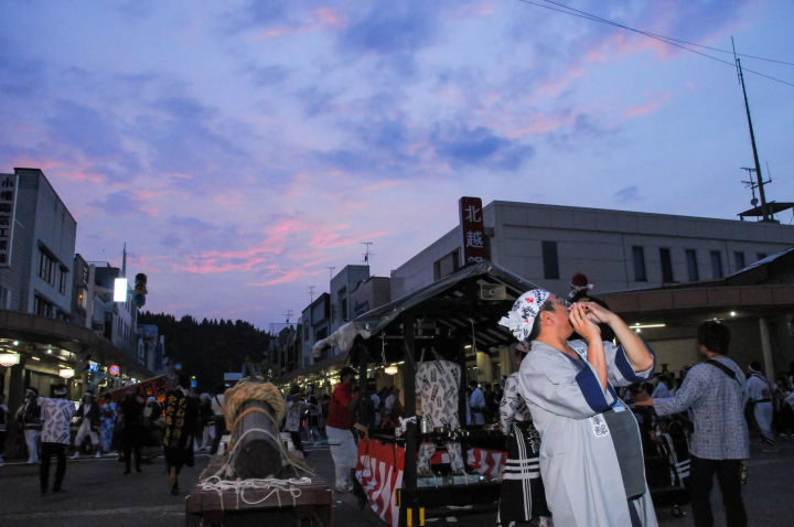 たたいてつねってお祭りを楽しむ？！天下の奇祭「しねり弁天たたき地蔵まつり」とは