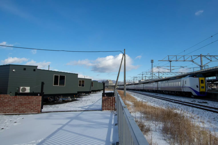 直接在月台旁過夜：JR Mobile Inn 函館把拖車屋變身為絕美列車觀景房