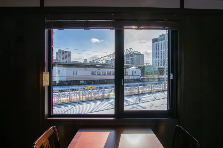 直接在月台旁過夜：JR Mobile Inn 函館把拖車屋變身為絕美列車觀景房