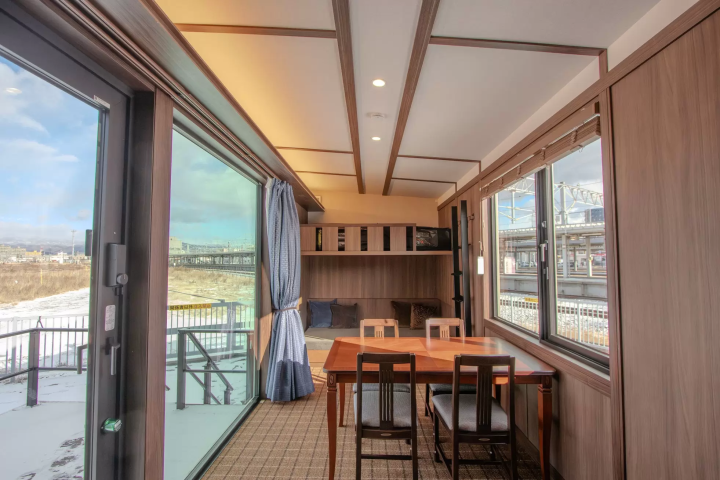 直接在月台旁過夜：JR Mobile Inn 函館把拖車屋變身為絕美列車觀景房