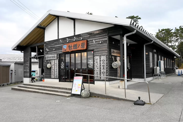 A Journey to Taste Toyama’s Seafood Bounty: Crab, Oysters, Cod, and Firefly Squid