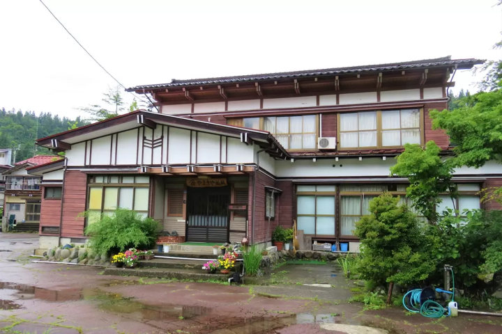 たたいてつねってお祭りを楽しむ？！天下の奇祭「しねり弁天たたき地蔵まつり」とは