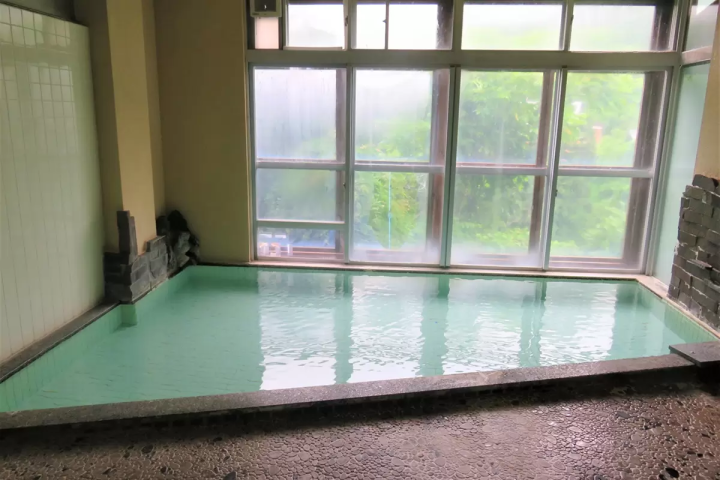 たたいてつねってお祭りを楽しむ？！天下の奇祭「しねり弁天たたき地蔵まつり」とは