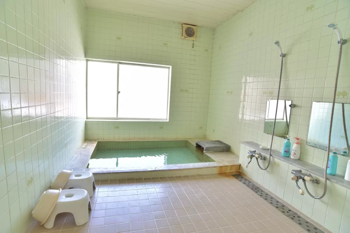 たたいてつねってお祭りを楽しむ？！天下の奇祭「しねり弁天たたき地蔵まつり」とは