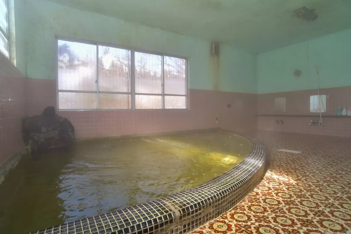 たたいてつねってお祭りを楽しむ？！天下の奇祭「しねり弁天たたき地蔵まつり」とは