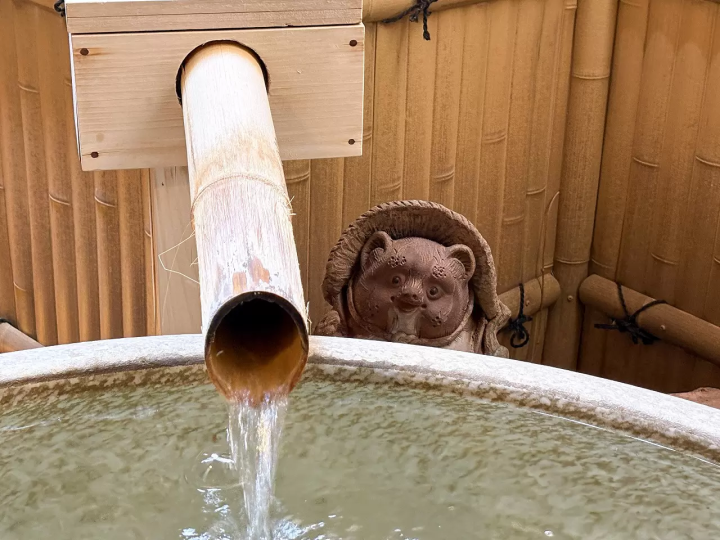 สัมผัสประสบการณ์การอาบน้ำสุดหรูที่โอโกโตะ ออนเซ็น "ยูโมโตะคัง" | ตั้งแต่บ่อน้ำกลางแจ้งที่มองเห็น ทะเลสาบบิวะ ไปจนถึงบ่อน้ำผ่อนคลายท่ามกลางธรรมชาติ