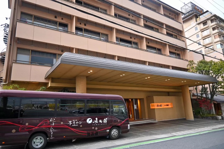 สัมผัสประสบการณ์การอาบน้ำสุดหรูที่โอโกโตะ ออนเซ็น "ยูโมโตะคัง" | ตั้งแต่บ่อน้ำกลางแจ้งที่มองเห็น ทะเลสาบบิวะ ไปจนถึงบ่อน้ำผ่อนคลายท่ามกลางธรรมชาติ