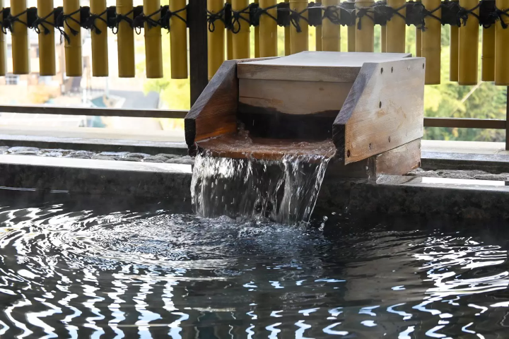 สัมผัสประสบการณ์การอาบน้ำสุดหรูที่โอโกโตะ ออนเซ็น "ยูโมโตะคัง" | ตั้งแต่บ่อน้ำกลางแจ้งที่มองเห็น ทะเลสาบบิวะ ไปจนถึงบ่อน้ำผ่อนคลายท่ามกลางธรรมชาติ