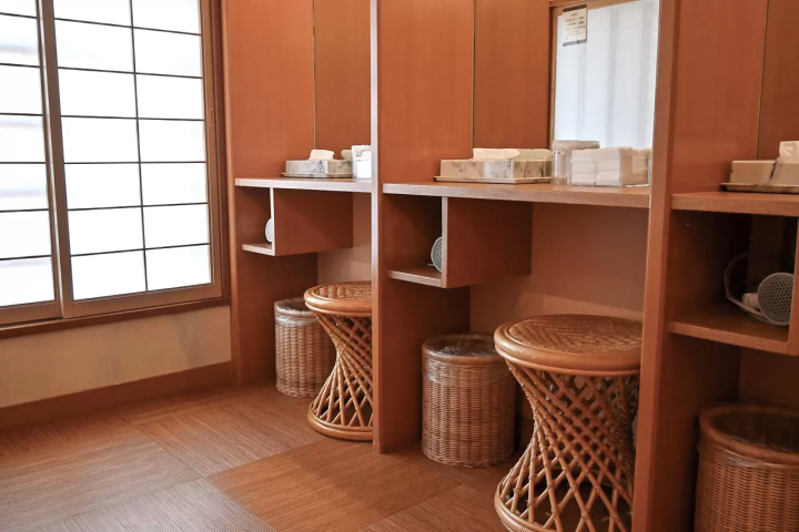 สัมผัสประสบการณ์การอาบน้ำสุดหรูที่โอโกโตะ ออนเซ็น "ยูโมโตะคัง" | ตั้งแต่บ่อน้ำกลางแจ้งที่มองเห็น ทะเลสาบบิวะ ไปจนถึงบ่อน้ำผ่อนคลายท่ามกลางธรรมชาติ