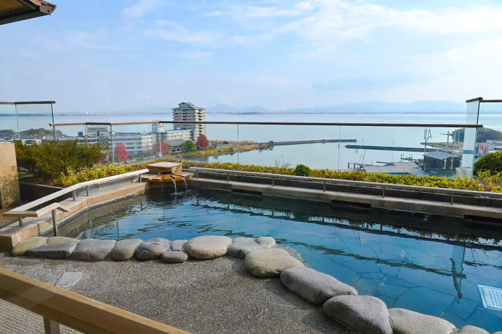 สัมผัสประสบการณ์การอาบน้ำสุดหรูที่โอโกโตะ ออนเซ็น "ยูโมโตะคัง" | ตั้งแต่บ่อน้ำกลางแจ้งที่มองเห็น ทะเลสาบบิวะ ไปจนถึงบ่อน้ำผ่อนคลายท่ามกลางธรรมชาติ