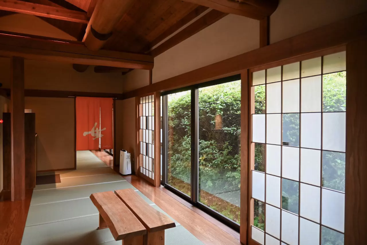 สัมผัสประสบการณ์การอาบน้ำสุดหรูที่โอโกโตะ ออนเซ็น "ยูโมโตะคัง" | ตั้งแต่บ่อน้ำกลางแจ้งที่มองเห็น ทะเลสาบบิวะ ไปจนถึงบ่อน้ำผ่อนคลายท่ามกลางธรรมชาติ