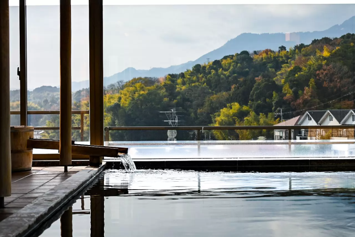 สัมผัสประสบการณ์การอาบน้ำสุดหรูที่โอโกโตะ ออนเซ็น "ยูโมโตะคัง" | ตั้งแต่บ่อน้ำกลางแจ้งที่มองเห็น ทะเลสาบบิวะ ไปจนถึงบ่อน้ำผ่อนคลายท่ามกลางธรรมชาติ