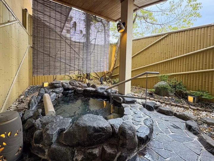 อ่างอาบน้ำกลางแจ้ง "สโตน ซาวด์" 