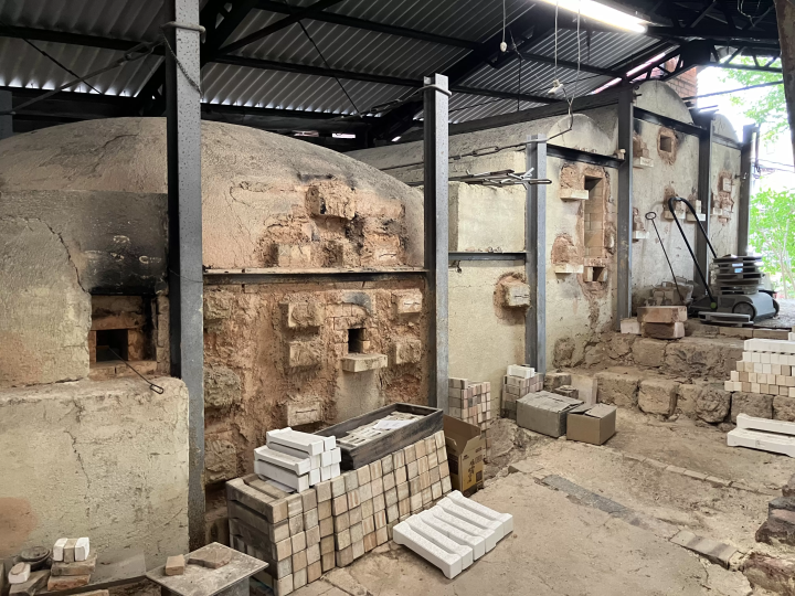 초호화 요트를 타고 세토우치 내해를 유람하세요. 아름다운 배를 타고 쇼도시마의 정취 넘치는 음식, 비젠 도자기, 그리고 환상적인 풍경을 감상하세요.