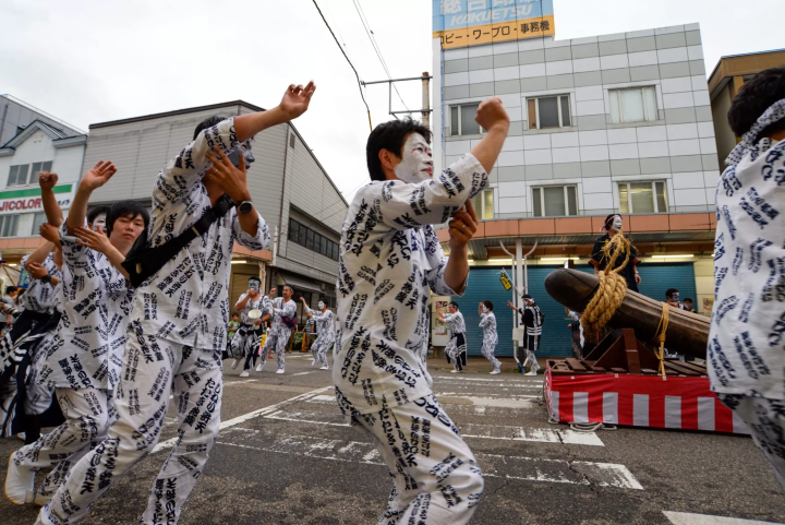 たたいてつねってお祭りを楽しむ？！天下の奇祭「しねり弁天たたき地蔵まつり」とは