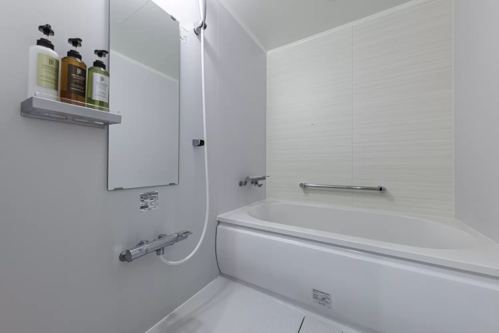 ห้องพักทุกห้องมีห้องน้ำพร้อมพื้นที่อาบน้ำ ช่วยให้คุณผ่อนคลายและเพลิดเพลินกับการอาบน้ำอย่างสะดวกสบาย