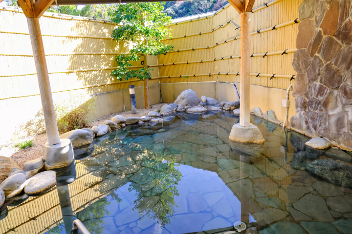 塩化物泉の“塩のベール”に包まれる美肌湯「さぎの湯温泉」の日帰り＆宿泊ガイド